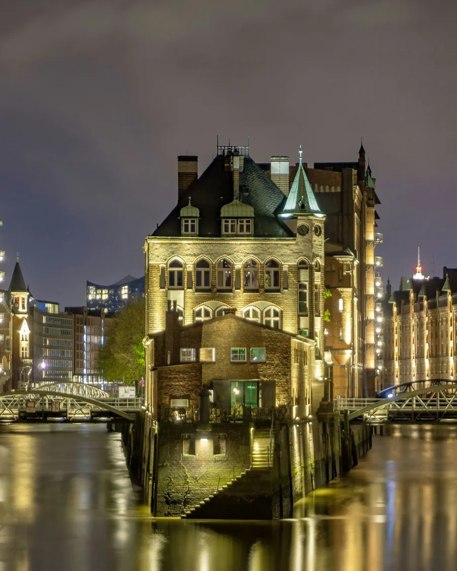Die Speicherstadt in Hamburg mit dem Wasserschloss am Abend