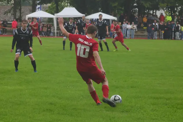 Spieler des MDG Mölln schießt aufs Tor