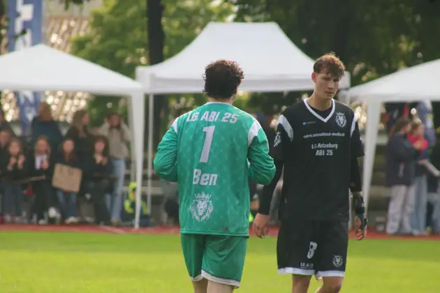 Torwart und Feldspieler am Spielfeldrand