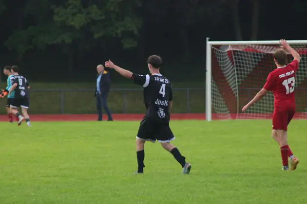 Spieler jubelt mit erhobenem Arm