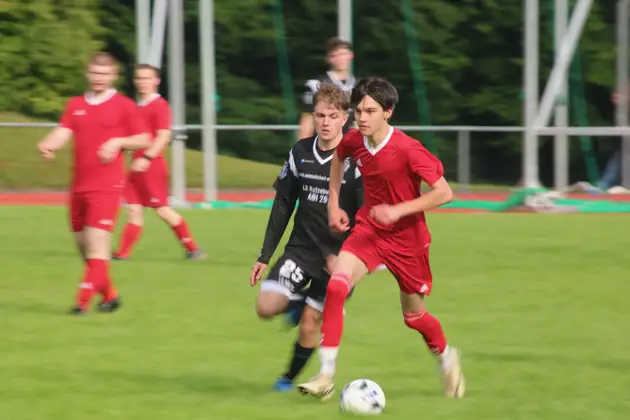 Enger Zweikampf um den Ball