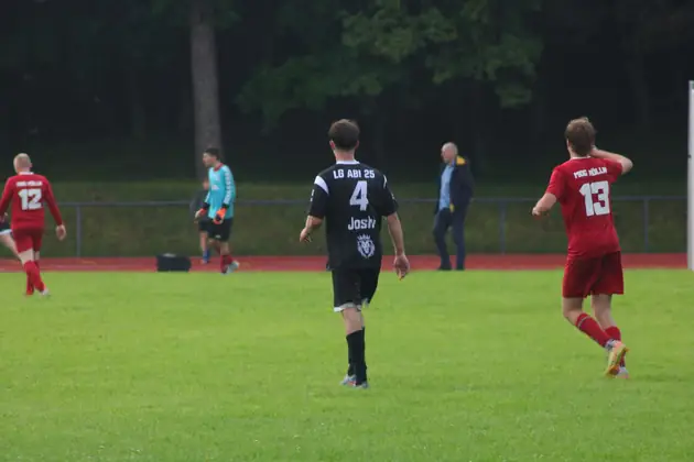 Weite Aufnahme des Spielfelds mit Zuschauern