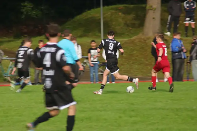 Zwei Spieler mit den Rückennummern 4 und 5