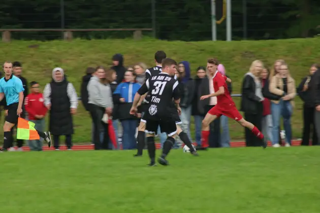 Schuss aufs Tor vor vollem Spielfeldrand