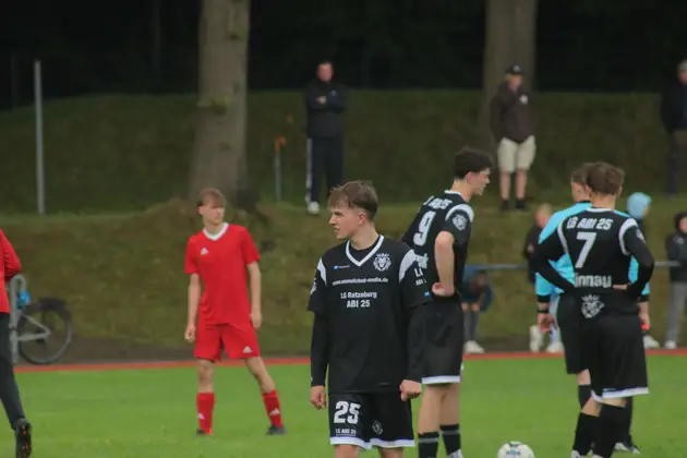 Spieler beider Mannschaften nebeneinander