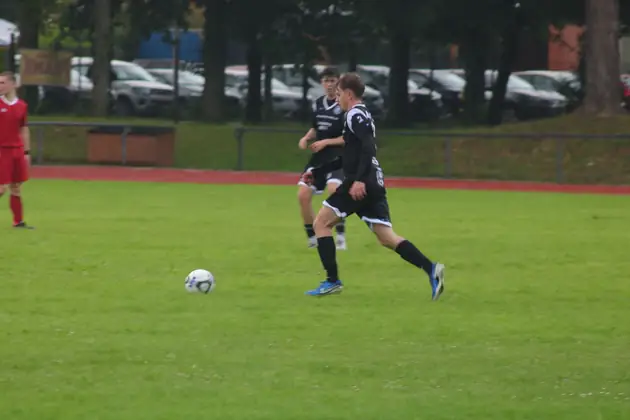 Spieler am Ball vor der Zuschauerkulisse