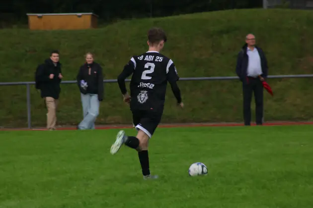 Spieler mit der Nummer 2 führt den Ball