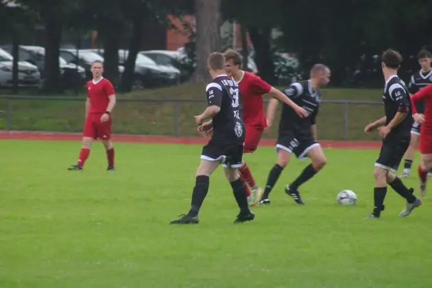 Zweikampf zwischen zwei Spielern an der Linie