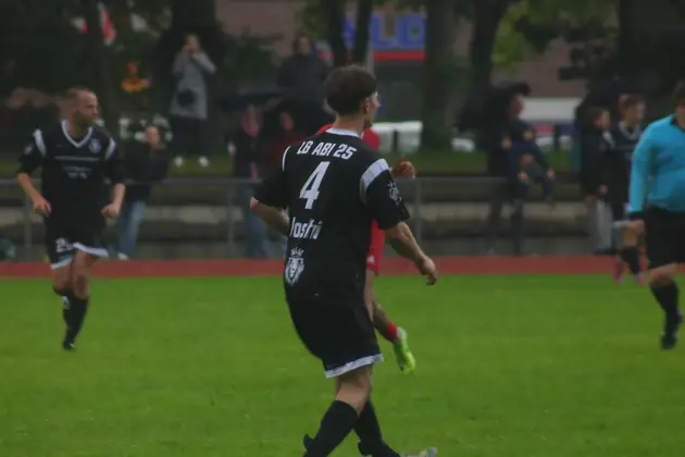 Spieler in Schwarz zieht ab