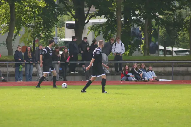 Spieler schießt vor der Zuschauerkulisse