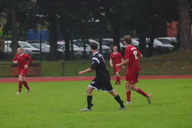 Spieler beider Mannschaften laufen nebeneinander